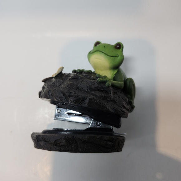 Vintage Rare FIGI  Whimsical Small Stapler Frog Perched On A Rock By Dragonfly - Picture 2 of 6